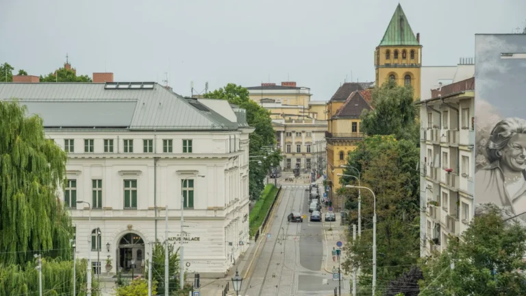 Parking przy lotnisku Wrocław - jak porównać położenie?